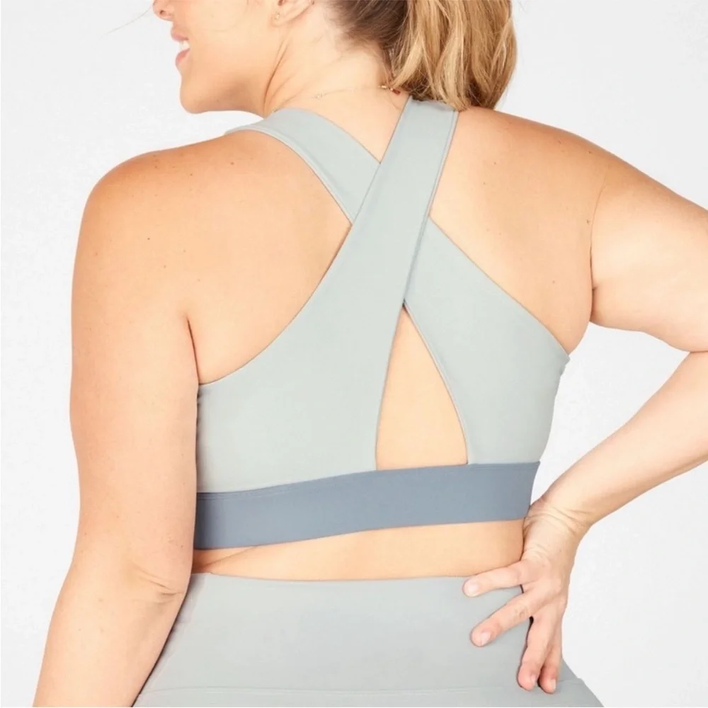 Fabletics‎ Oasis Twist Sports Bra In Arctic Grey/Raincloud Size 1X